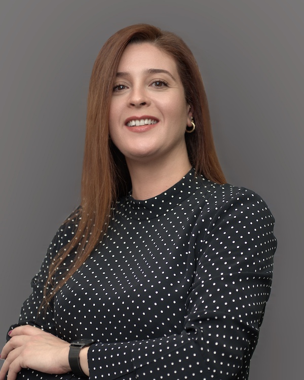 Personne souriante avec chemise &agrave; pois.